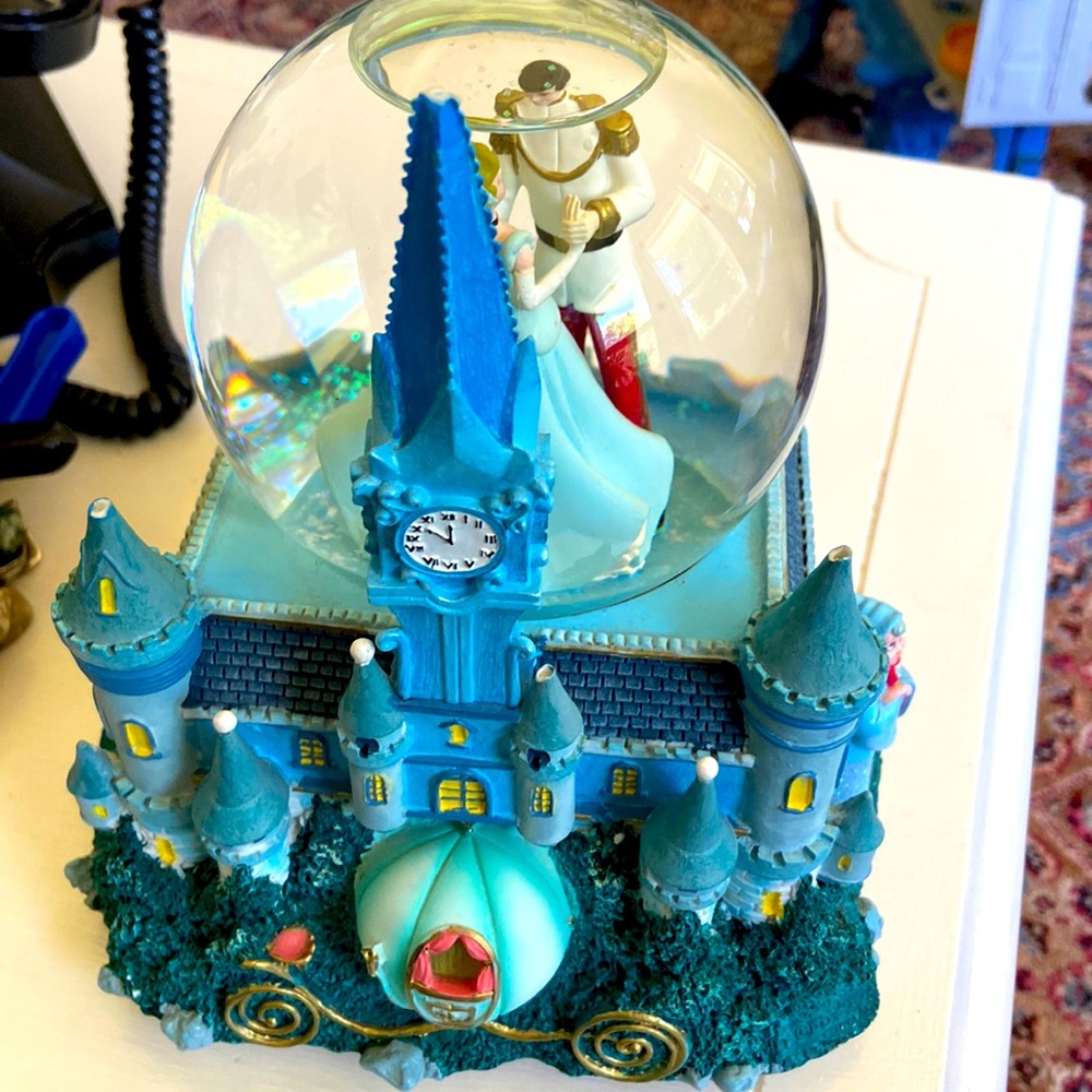 Vintage DISNEY MUSICAL SNOW GLOBE